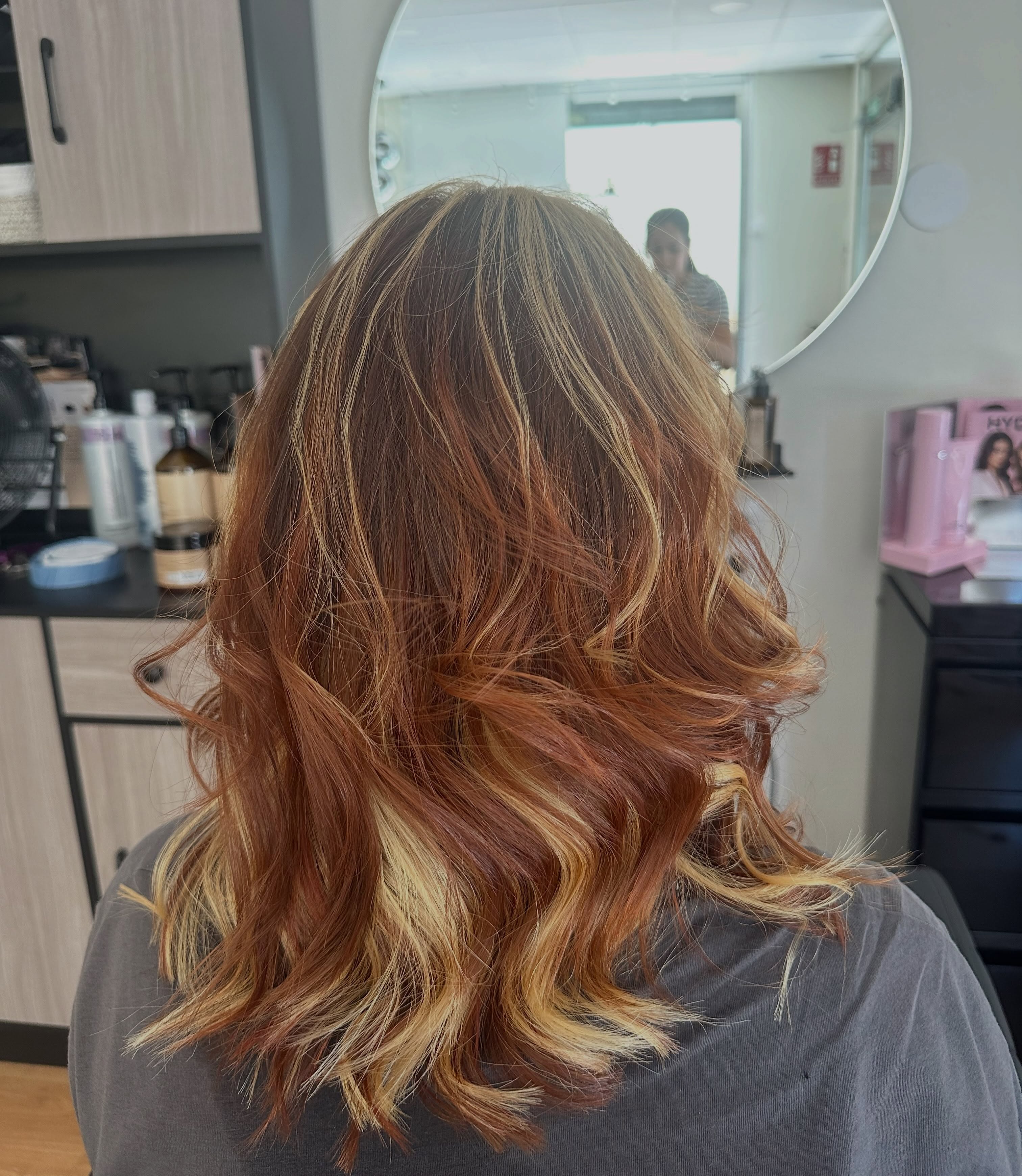 ✨ Cobrizo con mechas vainilla ✨ Un color lleno de dimensión, brillo y movimiento que realz